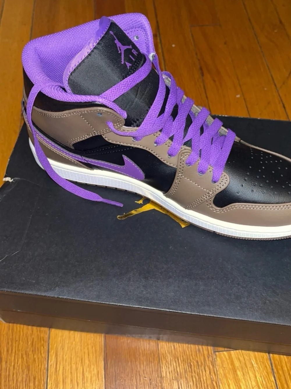 Jordan 1 Mid (Purple Mocha)